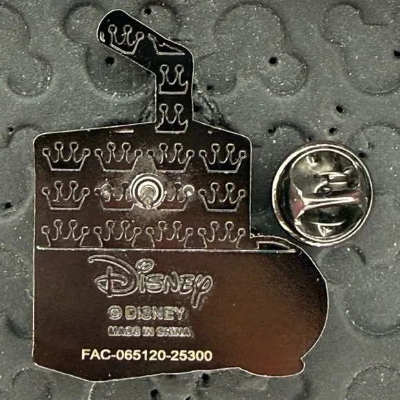 Disney Loungefly Mickey & friends juice boxes Pluto Orange juice chaser pin - Picture 2 of 2